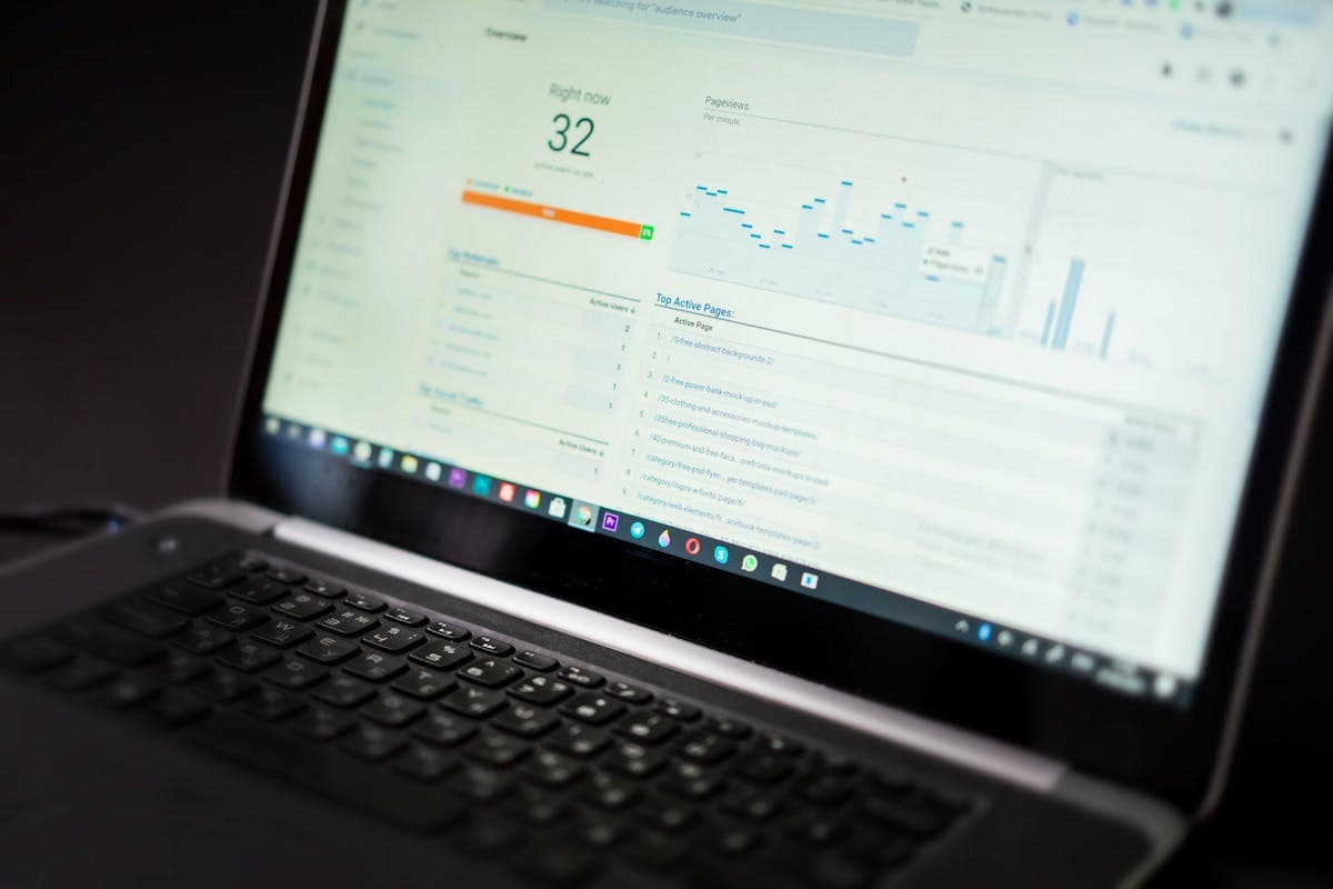 Laptop met dashboard en portaal