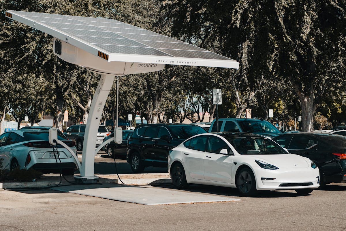 Elektrische auto bij laadstation
