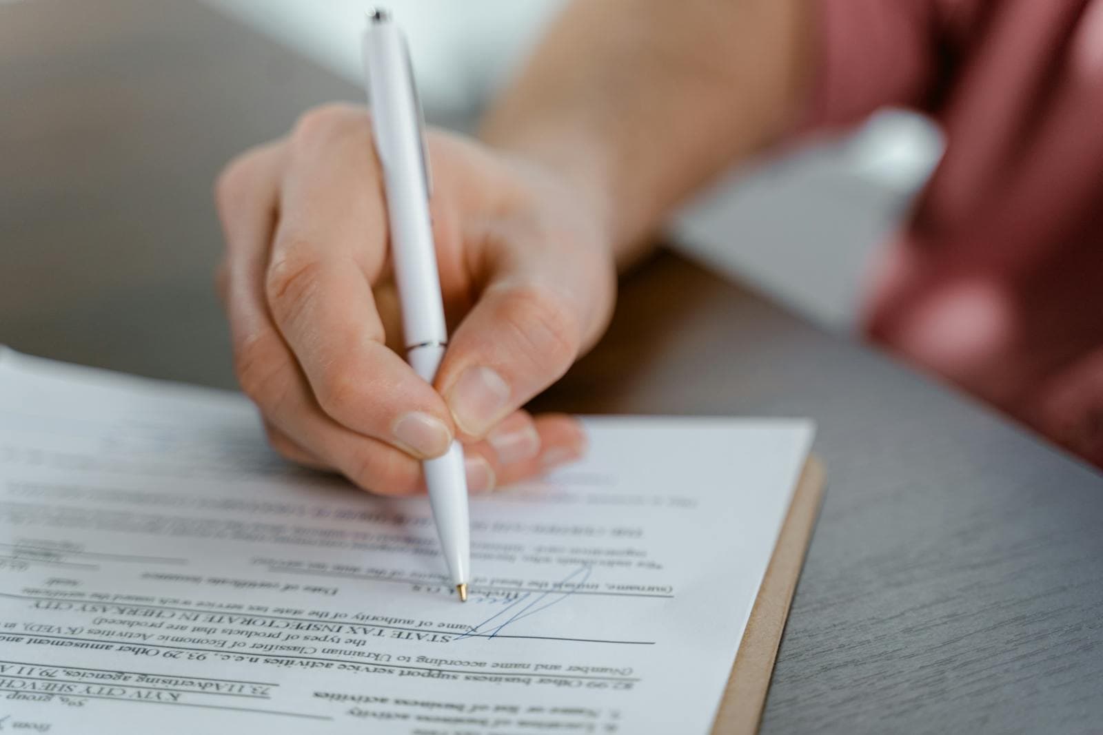 Hand ondertekent een notariële akte voor statutenwijziging VvE