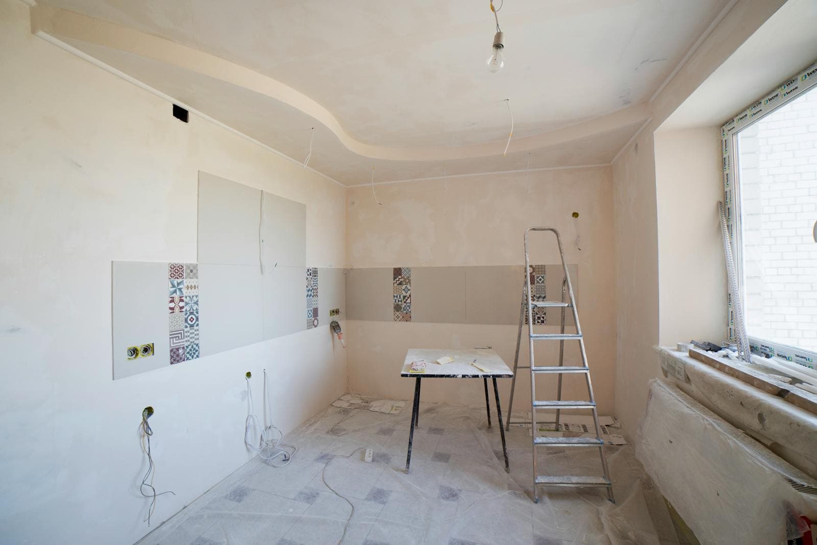 Keuken in renovatie met ladder en gereedschap