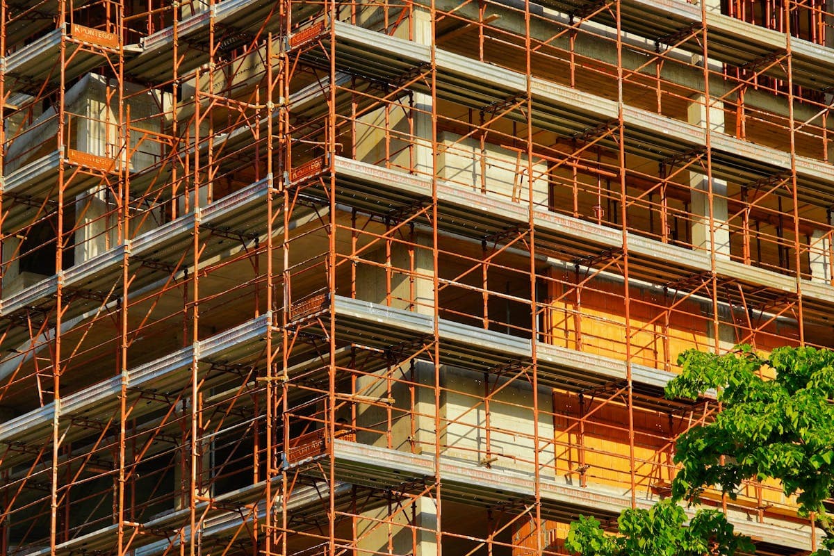 Gebouw met steiger tijdens renovatie