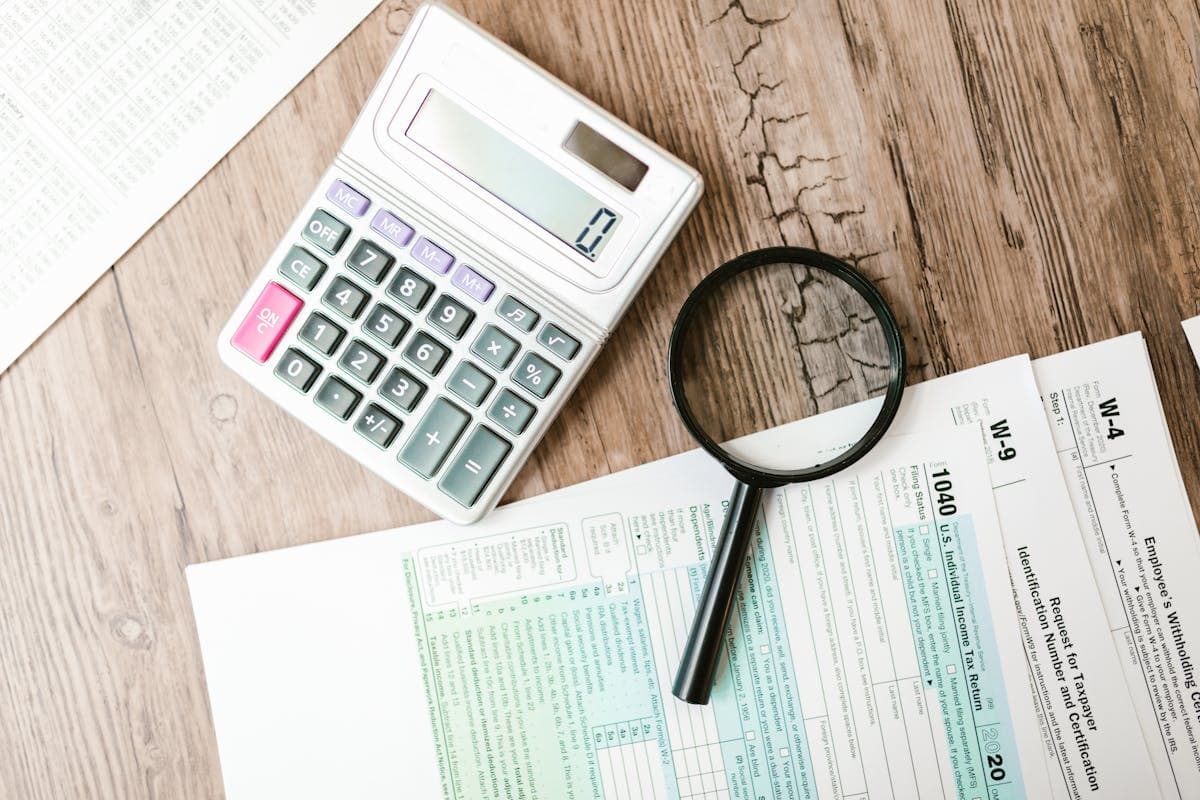 Verzekeringsdocumenten en calculator
