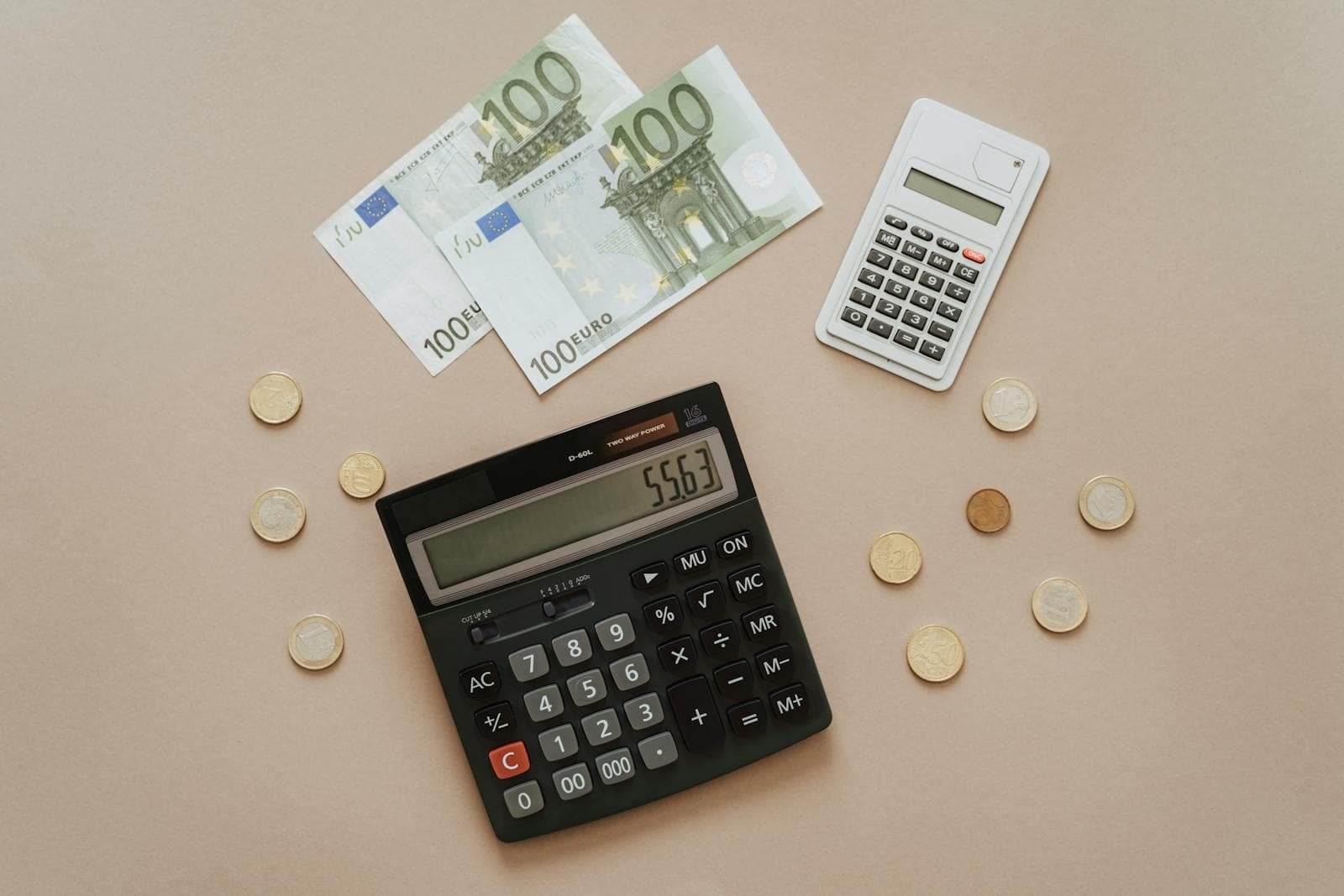 Calculator en euro-biljetten — VvE-bijdrage berekenen