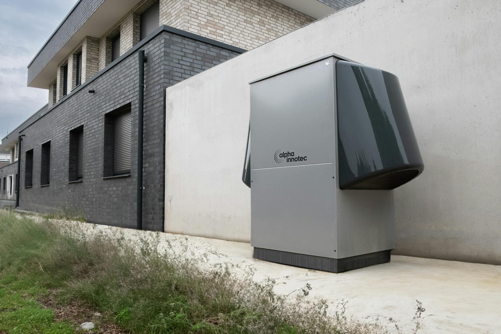 Warmtepomp-buitenunit aan een appartementencomplex