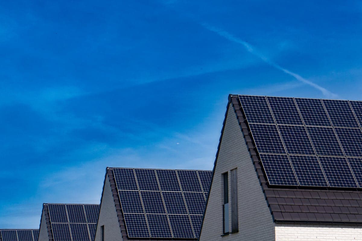 Zonnepanelen op een appartementencomplex
