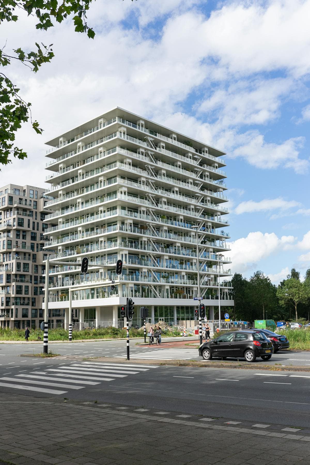 Modern VvE-complex met balkons en blauwe lucht